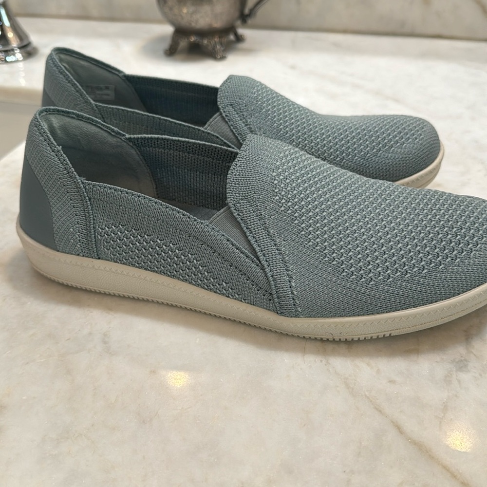 Like new sketcher slip on tennis shoes